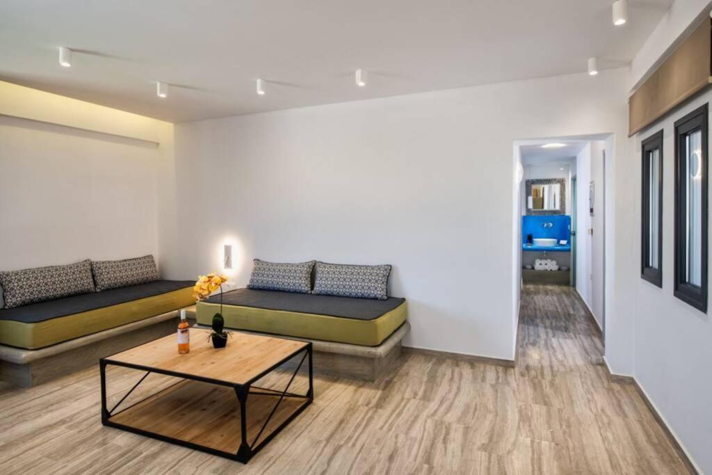 Christianna & George Luxury Hot Tub Apartment サントリーニ エクステリア 写真