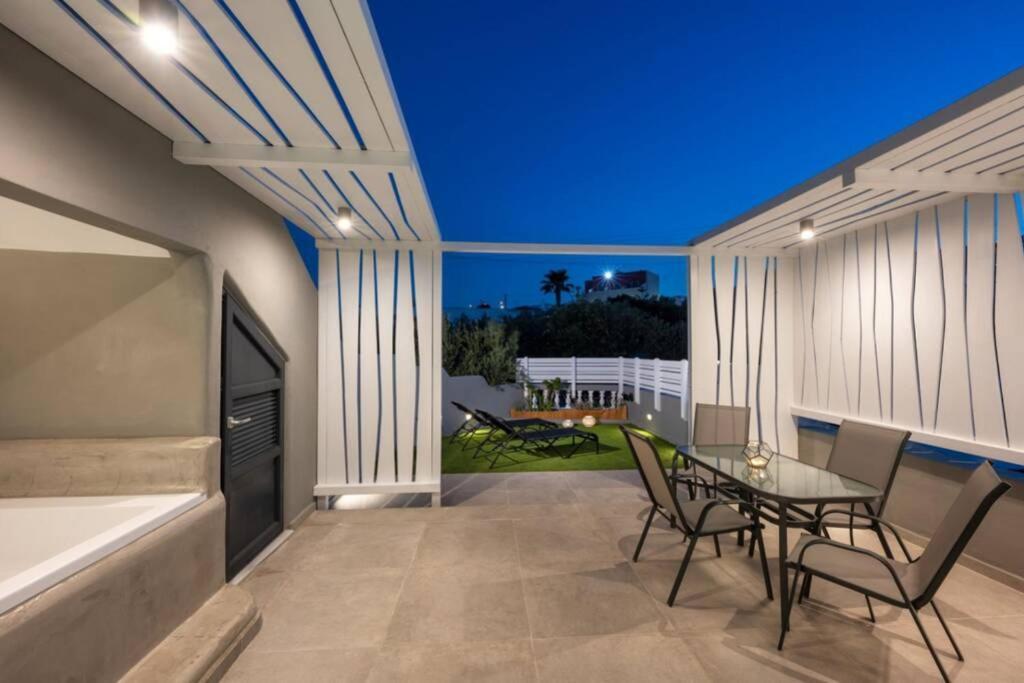 Christianna & George Luxury Hot Tub Apartment サントリーニ エクステリア 写真